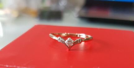 Продается кольцо с бриллиантом