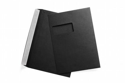 Черный конверт С4 с окошком для документов