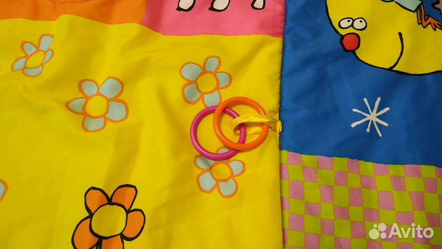 Развивающий коврик с игрушками