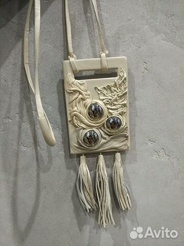 Эффектное украшение из кожи