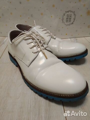 Белые туфли Kenneth Cole reaction с синей подошвой Белые туфли Kenneth Cole reaction с синей подошвой