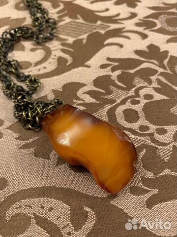 Кулон из натурального янтаря с цепочкой
