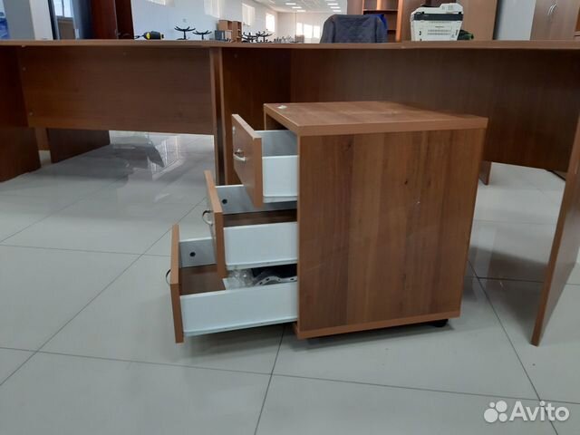Стол угловой, офисный с подкатной тумбой Стол угловой, офисный с подкатной тумбой