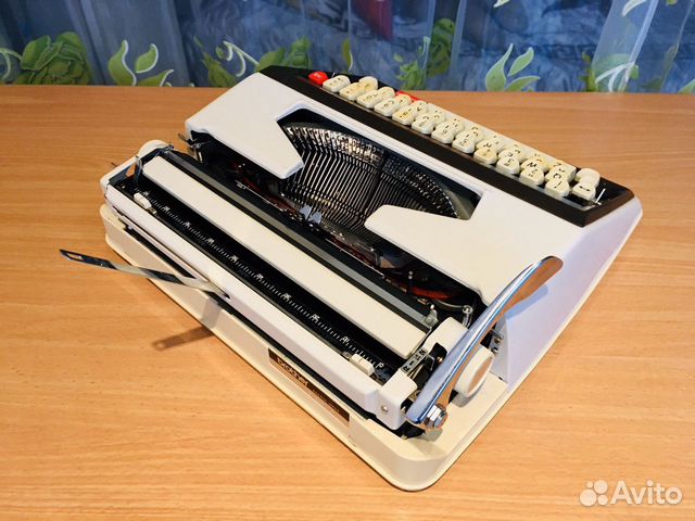 Печатная (Пишущая) машинка «Brother De Luxe 1350» Печатная (Пишущая) машинка «Brother De Luxe 1350»