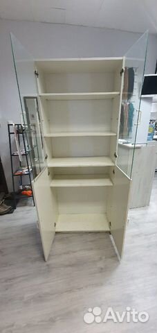 Шкаф, стеллаж со стеклянными дверцами