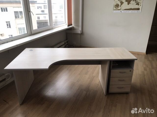 Стол офисный с тумпочкой на колесиках и перегородк Стол офисный с тумпочкой на колесиках и перегородк