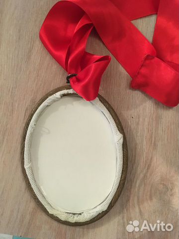 Панно вышивка - медаль мышь