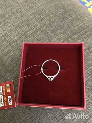 Золотое кольцо с голубым бриллиантом Золотое кольцо с голубым бриллиантом