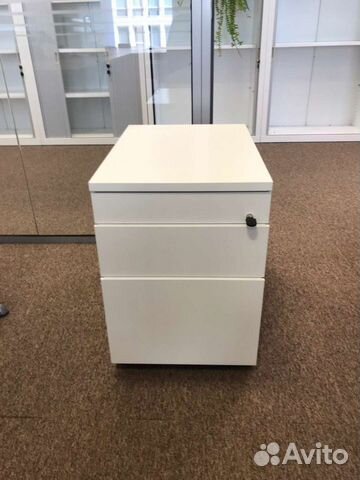 Тумбочки белые, металлические