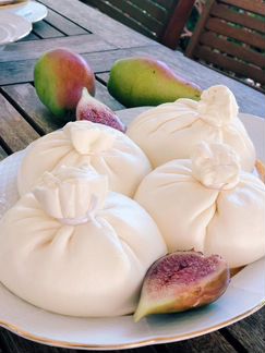 Итальянские сыры буррата, камамбер, кроттен и др