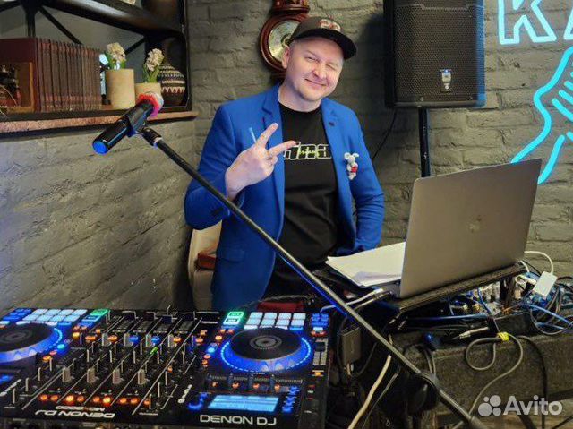 Диджей со своей аппаратурой