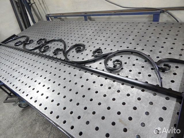 Оградки на кладбище, лавочка, крест, столик