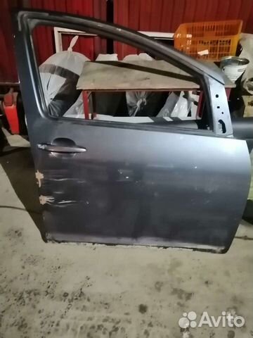 Передняя правая дверь с зеркалом на тойота виш