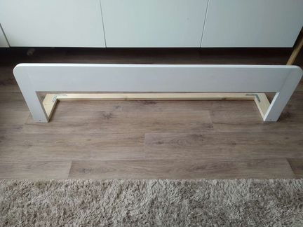 Ограничитель для кровати из массива дерева