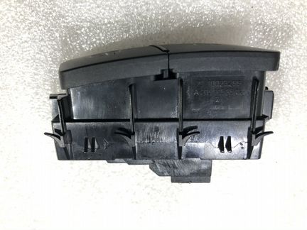 Кнопка спрва передней двери mercedes A2049058502