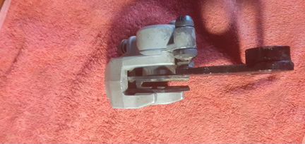 Суппорт тормозной задний с кронштейном в сборе