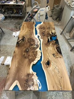 Стол с эпоксидной смолой