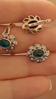 Комплект золотой с бриллиантами и изумрудами