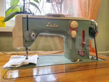 Швейная машина LADA на тумбе Чехословакия