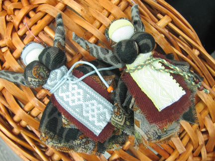 Куколка - брошь 