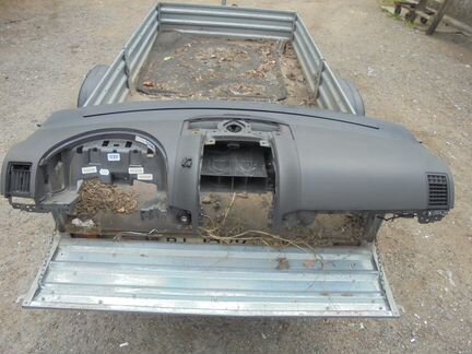 Панель торпедо Фольксваген Туарег. Черная