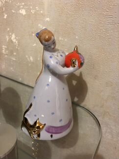 Статуэтка Девушка с чайником