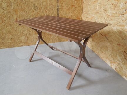Деревянный стол коричневый