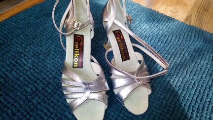 Танцевальные туфли (латина)