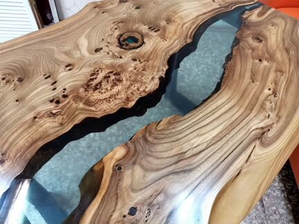 Стол река из капового карагача с эпоксидной смолой