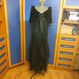 Вечернее платье в пол с пелериной