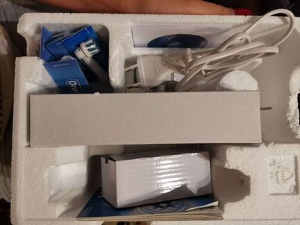 Электрическая зубная щетка Oral-B Pro2000