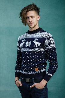 Новогодний свитер с оленями