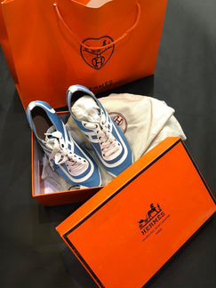 Кроссовки женские