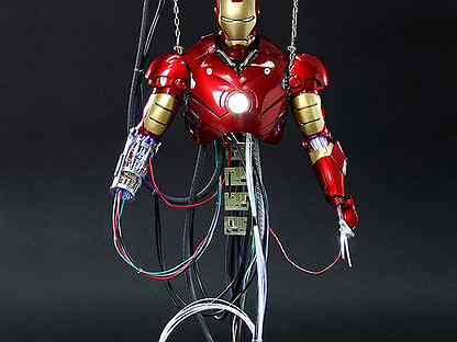 Железный стоит. Hot Toys Iron man Mark 3. Hot Toys Mark 3. Фигурки хот Тойс ДС. Игрушка Марвел Железный человек на проволоке.