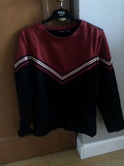 Свитер чёрный с красными вставками