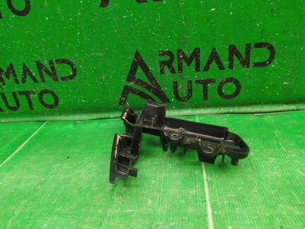 Кронштейн форсунки омывателя правый Jeep Grand