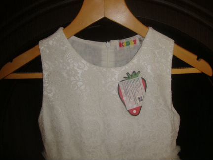 Новое, праздничное платье со шлейфом д/д 110-116р