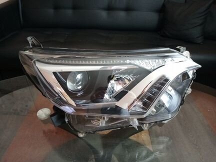 Фара правая Toyota RAV4 40 15-19 галоген