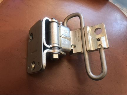 Петля для двери передней левой нижняя Passat B6