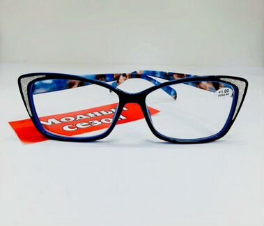 Очки в синей оправе