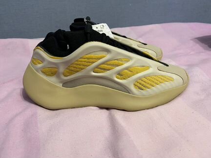 Adidas yeezy 700 V3 safflower 6.5 US