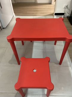 Стол с двумя стульями