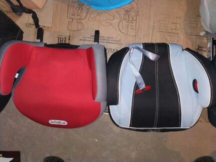 Два бустера. С Isofix левый, на ремнях правый