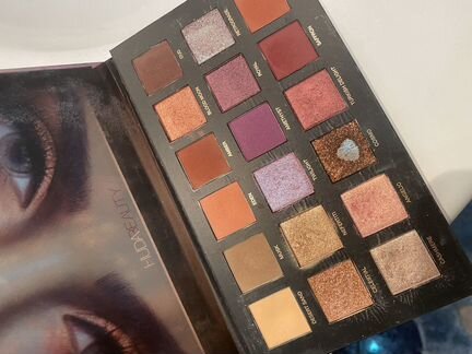 Палетка теней huda beauty