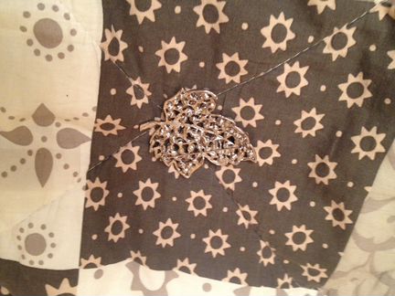 Брошь новая с натуральным жемчугом