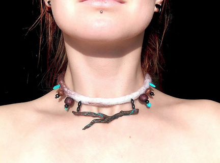 Валяное колье с говлитами и веточкой. Hand made