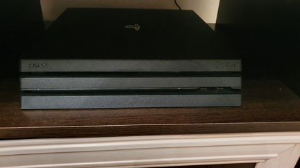 PS4 Pro 1 TB + 2 джойстика + игры