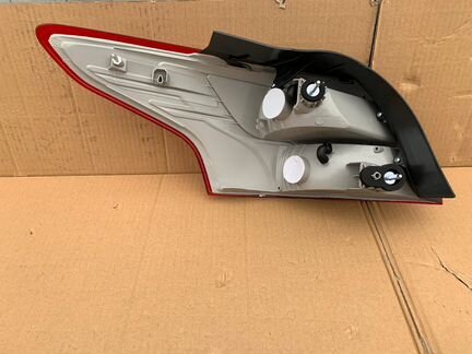 Ford Focus 3 фонарь правый наружный седан