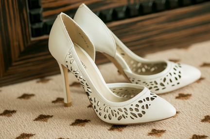 Продам женские кожаные белые туфли