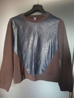 Свитер с кожаной вставкой